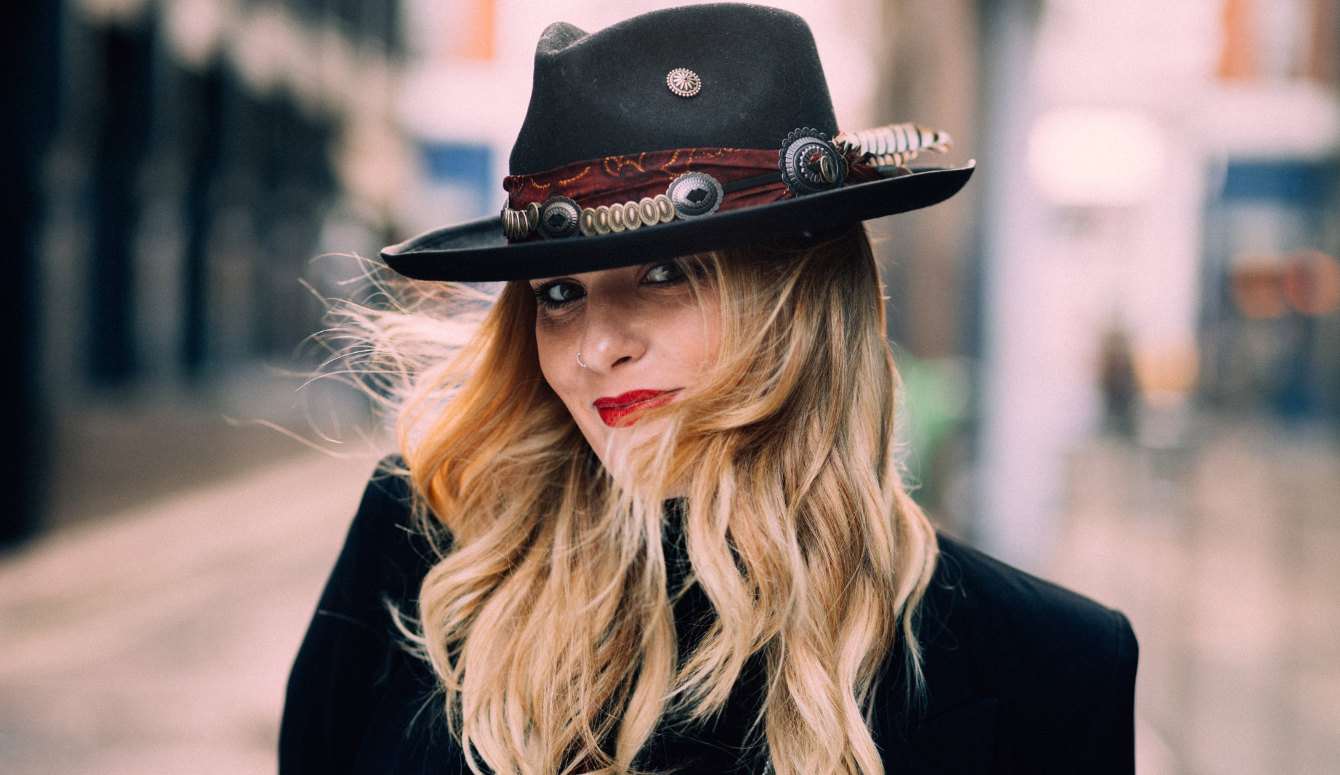 Elles Bailey Premieres Her Video for ‘Sunshine City, Live at The Pool’